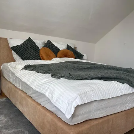 شقة Gemuetliches Mansarden-apartment Mit 2 Schlafzimmern & Separater Kueche *
