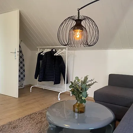 Gemuetliches Mansarden-apartment Mit 2 Schlafzimmern & Separater Kueche *