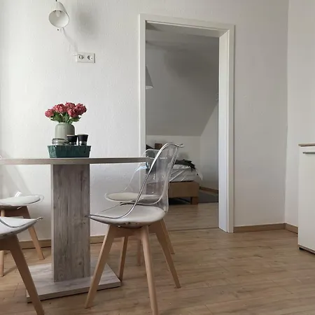 Gemuetliches Mansarden-apartment Mit 2 Schlafzimmern & Separater Kueche