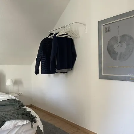 Gemuetliches Mansarden-apartment Mit 2 Schlafzimmern & Separater Kueche *