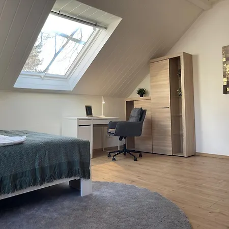 Gemuetliches Mansarden-apartment Mit 2 Schlafzimmern & Separater Kueche * ヘルネ