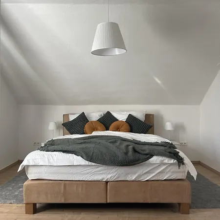 Gemuetliches Mansarden-apartment Mit 2 Schlafzimmern & Separater Kueche *