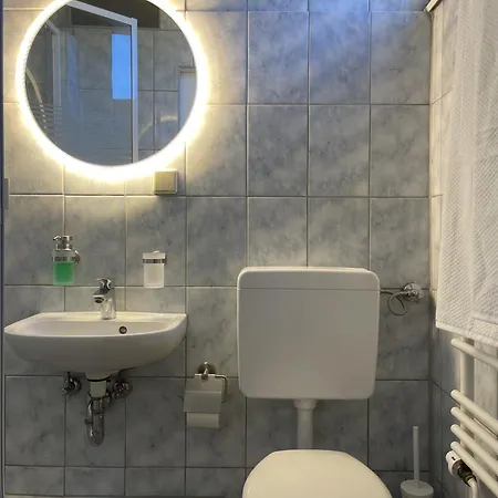 アパート Gemuetliches Mansarden-apartment Mit 2 Schlafzimmern & Separater Kueche *