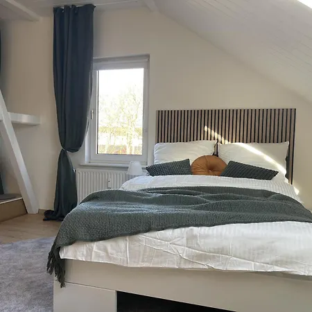 Gemuetliches Mansarden-apartment Mit 2 Schlafzimmern & Separater Kueche アパート ヘルネ