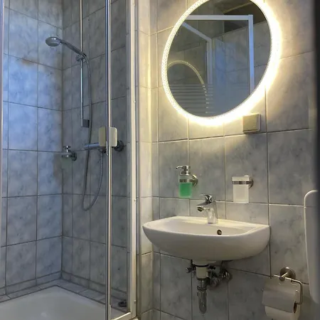 アパート Gemuetliches Mansarden-apartment Mit 2 Schlafzimmern & Separater Kueche *