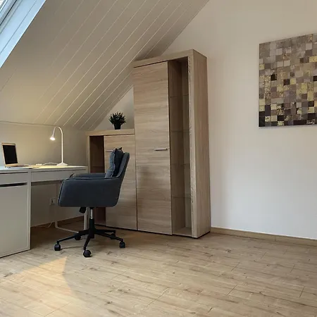 Gemuetliches Mansarden-apartment Mit 2 Schlafzimmern & Separater Kueche ヘルネ