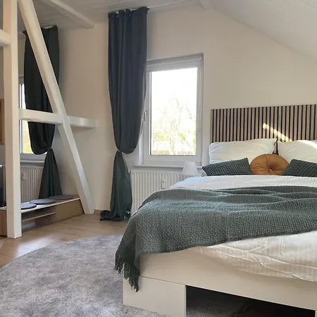 Gemuetliches Mansarden-apartment Mit 2 Schlafzimmern & Separater Kueche ヘルネ