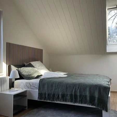 アパート Gemuetliches Mansarden-apartment Mit 2 Schlafzimmern & Separater Kueche