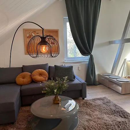 Gemuetliches Mansarden-apartment Mit 2 Schlafzimmern & Separater Kueche アパート