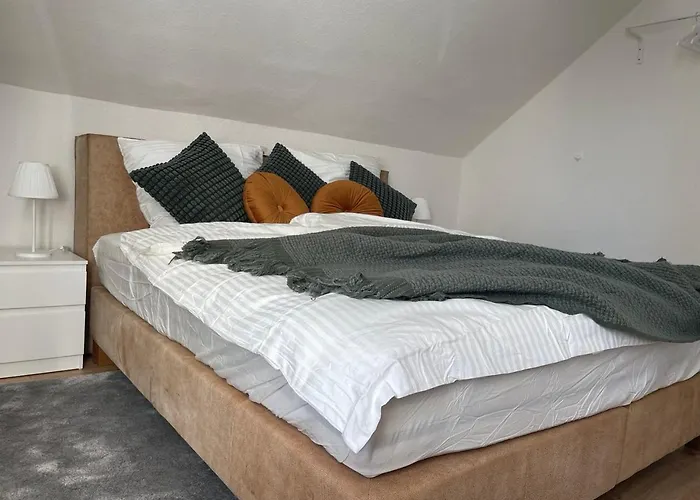 Apartment Gemütliches Mansarden-apartment Mit 2 Schlafzimmern&separater Küche *