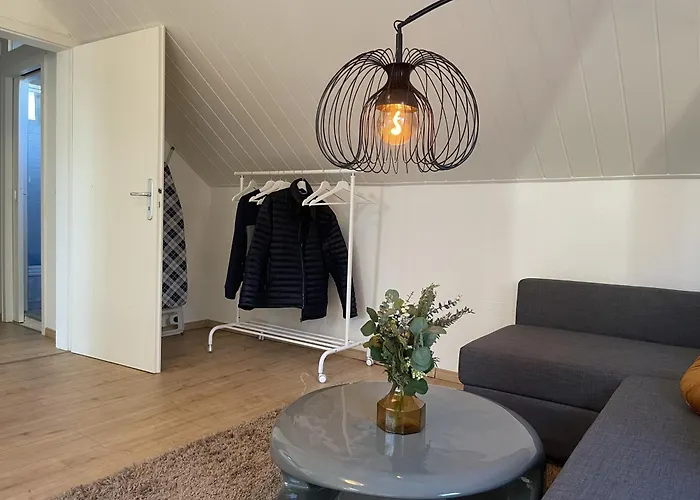 Gemuetliches Mansarden-apartment Mit 2 Schlafzimmern & Separater Kueche *