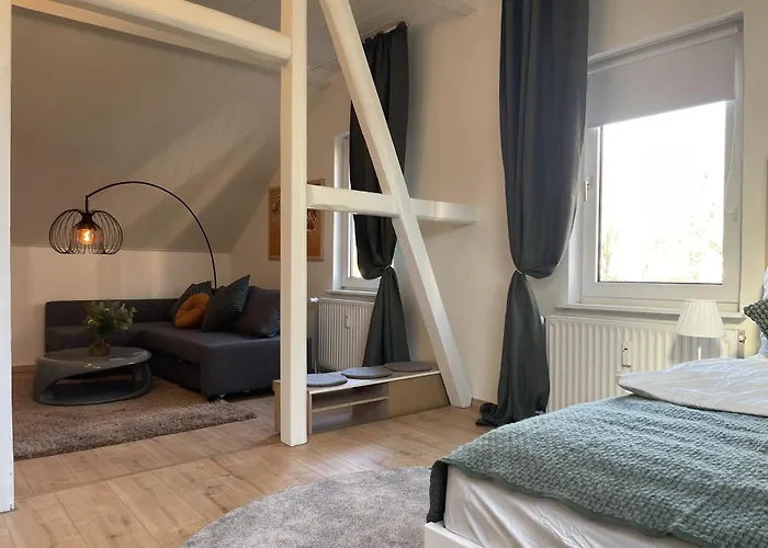 Gemuetliches Mansarden-apartment Mit 2 Schlafzimmern & Separater Kueche